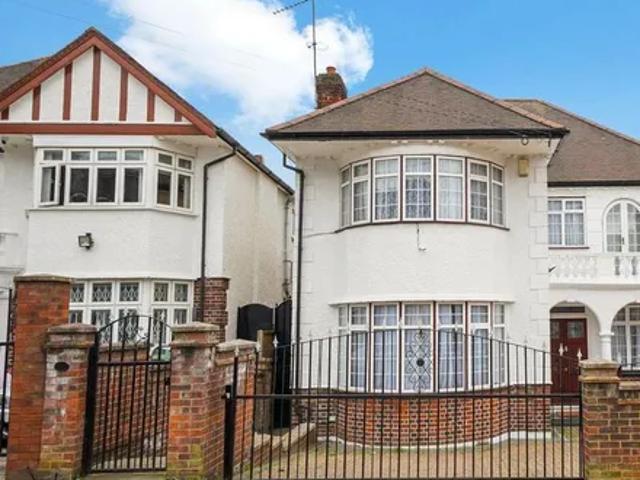 House for rent in Brondesbury, Greater London