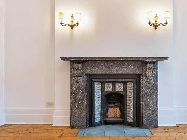 Flat for sale in Earl's Court, Greater London