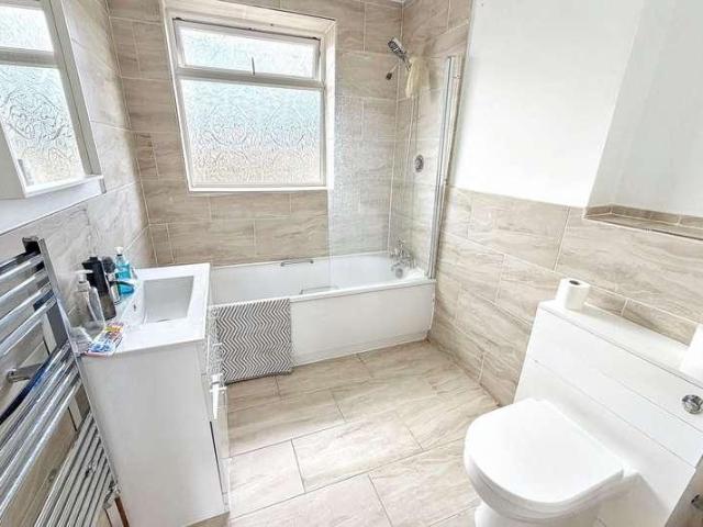 House for sale in Broadfields, Greater London