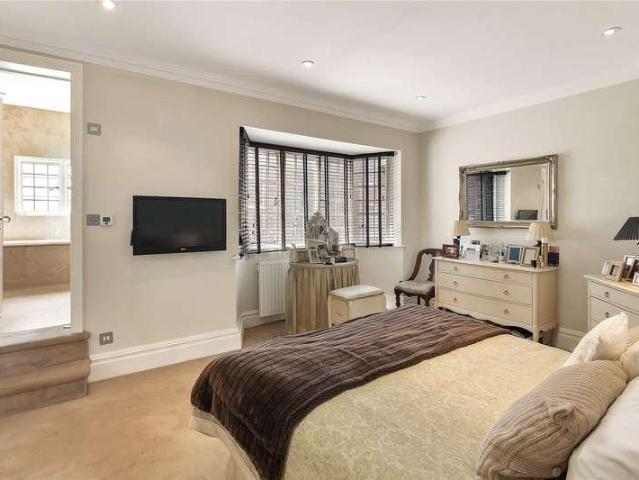 House for sale in Royal Borough of Kensington and Chelsea, Greater London