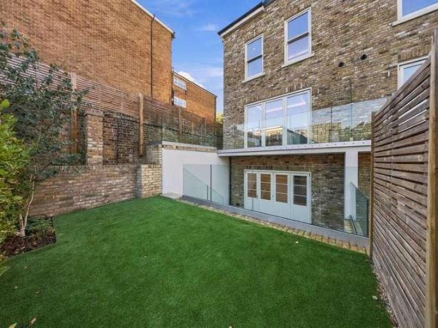 House for sale in London Borough of Ealing, Perivale