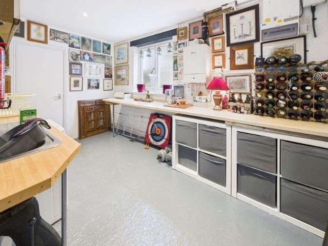 House for sale in Caterham on the Hill, Hillview