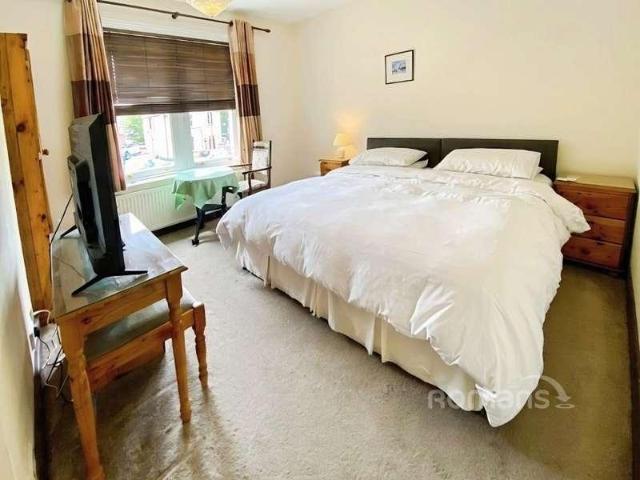 House for sale in Heol-las, Surrey