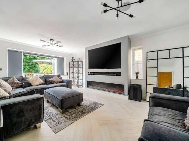 House for sale in Heol-las, Surrey