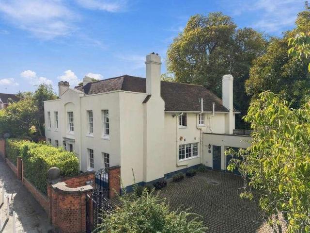 House for sale in London Borough of Redbridge, Greater London