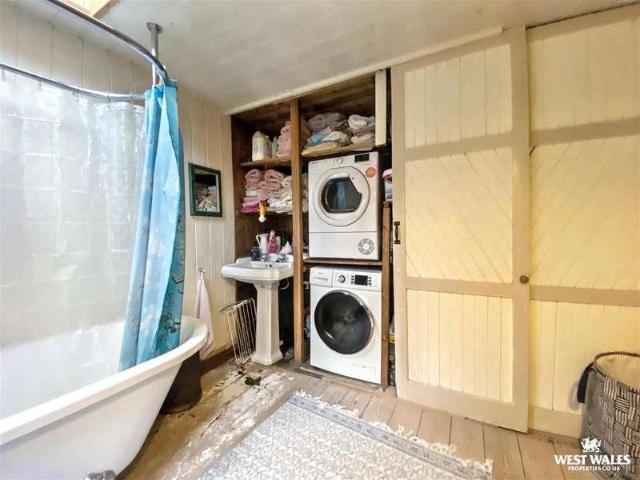 House for sale in Pendine, Wales
