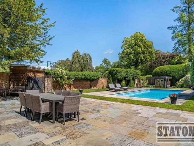 House for sale in High Barnet, Greater London