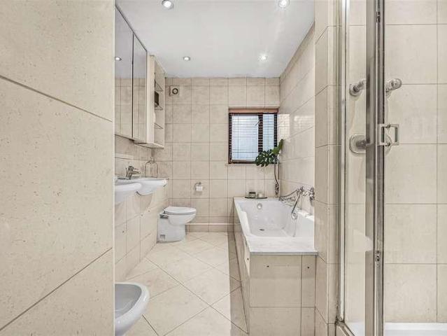 House for sale in Childs Hill, Greater London
