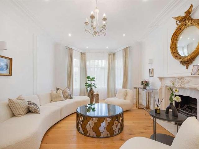 House for sale in Golders Green, Greater London