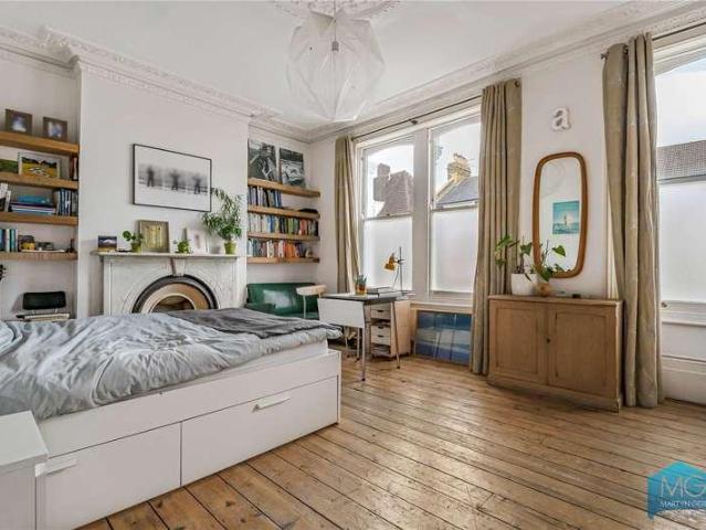 House for sale in Stroud Green, Greater London