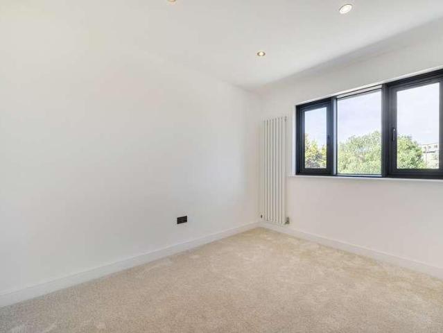 House for sale in Broom Hill, Greater London
