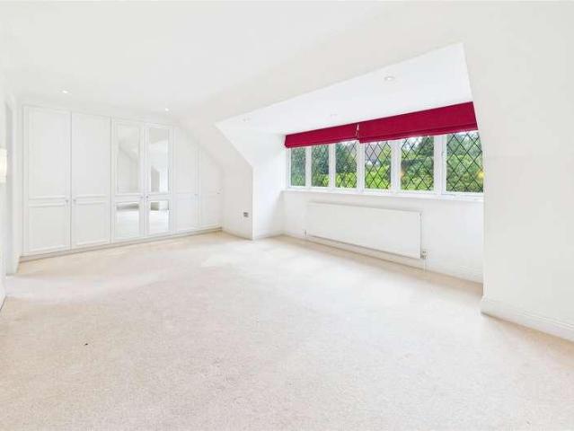 House for sale in Heol-las, Surrey