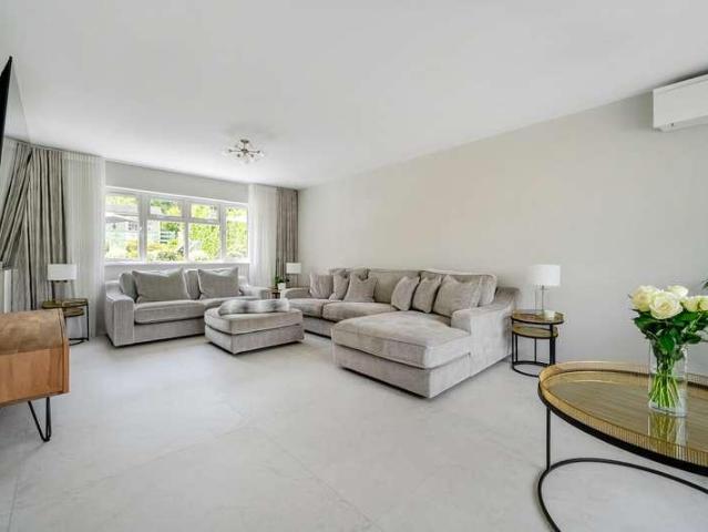 House for sale in Gerrards Cross, Tatling End