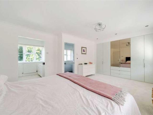 House for sale in Heol-las, Surrey
