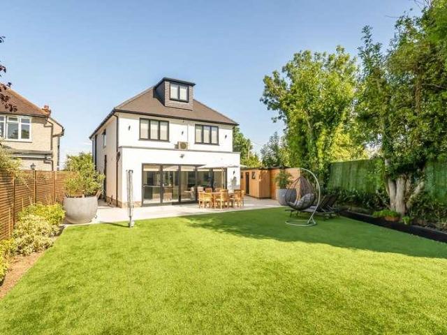 House for sale in Little Stanmore, Greater London