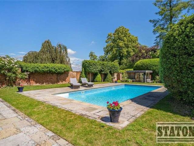House for sale in High Barnet, Greater London
