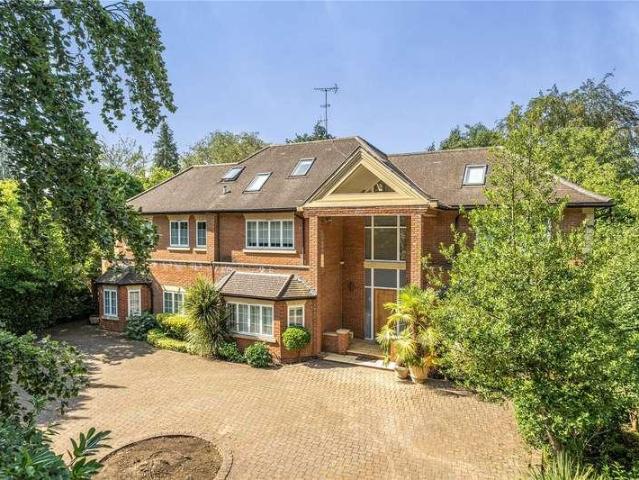 House for sale in Little Stanmore, Greater London