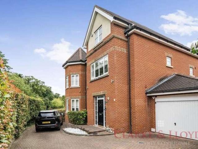 House for sale in Little Stanmore, Greater London