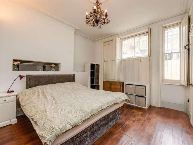 House for sale in Queen's Park, Greater London