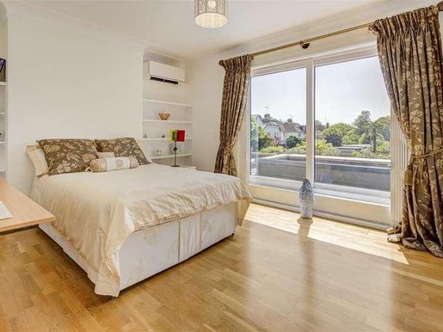 House for sale in Childs Hill, Greater London