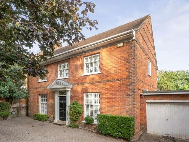 House for sale in Totteridge, Cressex