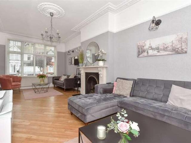 House for sale in Ilford, Seven Kings