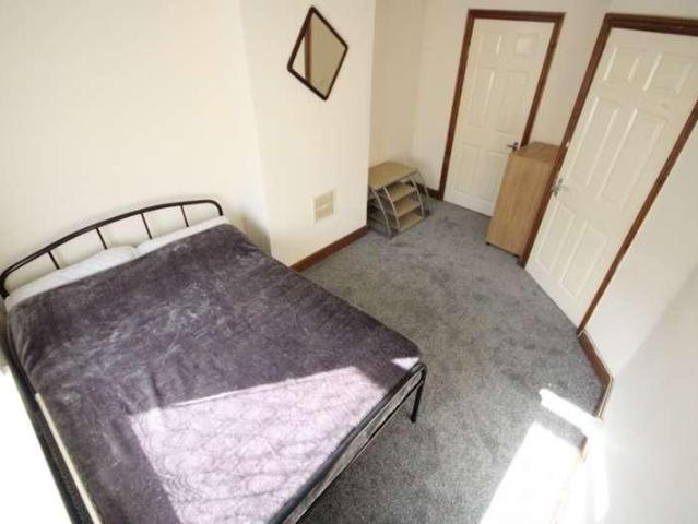 House for sale in Armley, West Yorkshire
