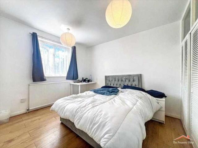House for sale in Broadfields, Greater London