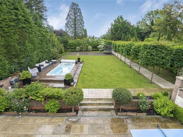 House for sale in Oakleigh Park, Greater London