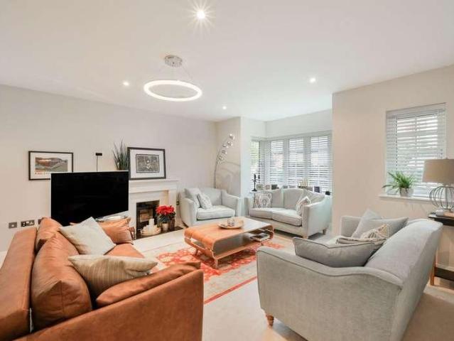 House for sale in Oxted, Hillview