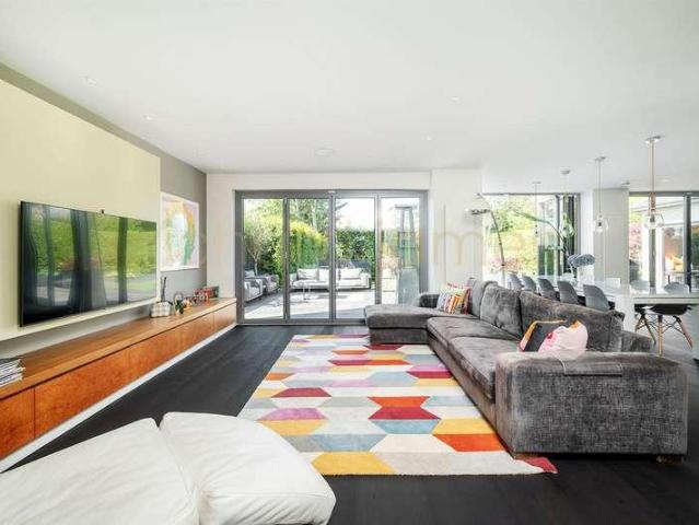 House for sale in The Hale, Mill Hill