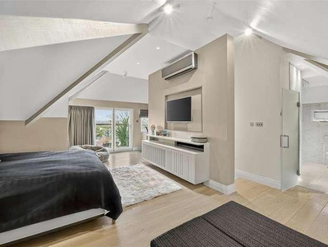 House for sale in Childs Hill, Greater London