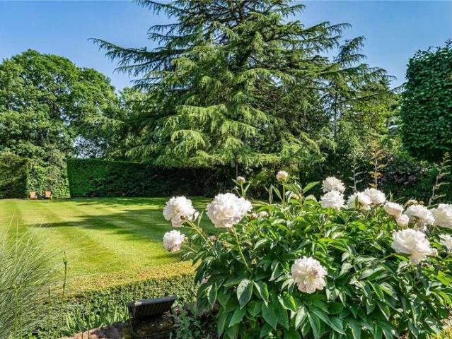 House for sale in Mill Hill, Greater London