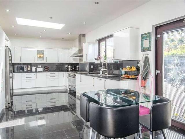 House for sale in Frizinghall, West Yorkshire