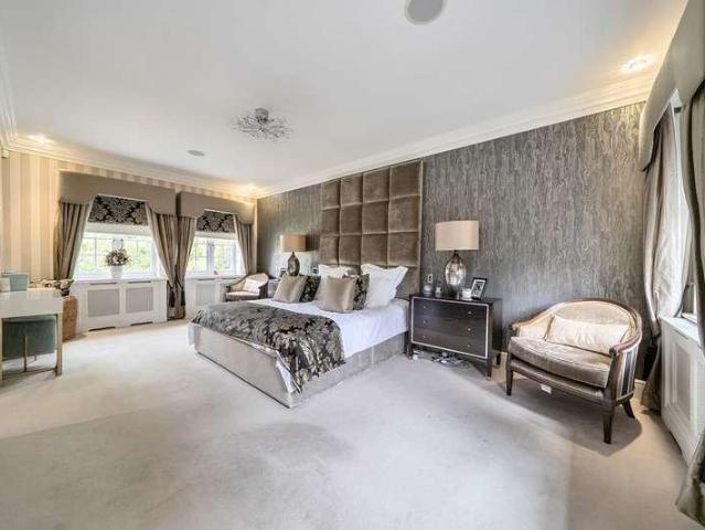 House for sale in Little Stanmore, Greater London
