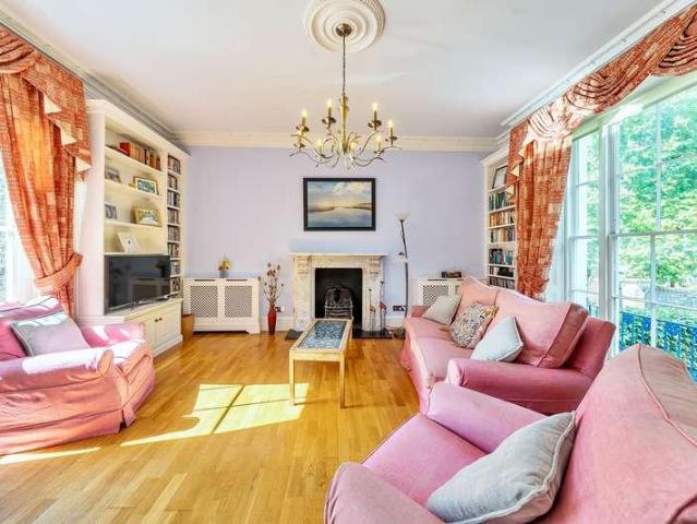 House for sale in Oval, Greater London