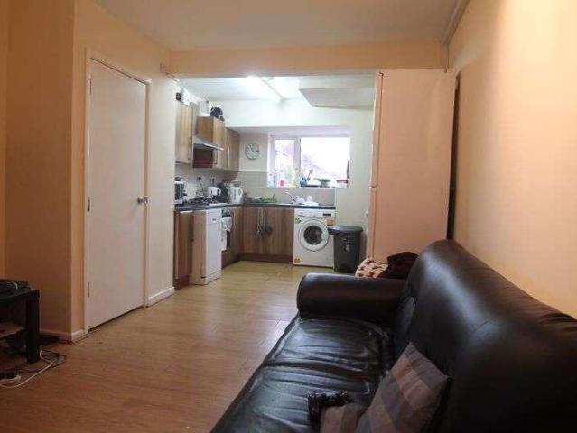 Apartment for rent in Cowley, Greater London