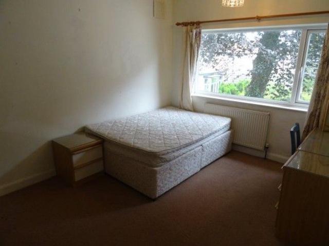 Room for rent in Weetwood, West Yorkshire