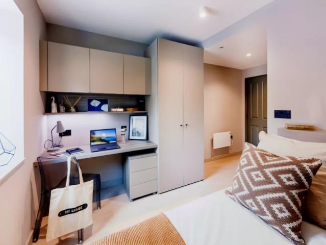 Room for rent in Row Town, Surrey
