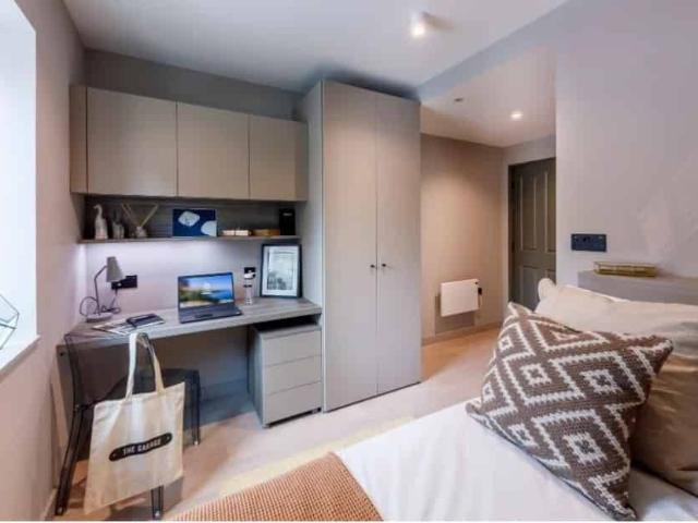 Room for rent in Row Town, Surrey
