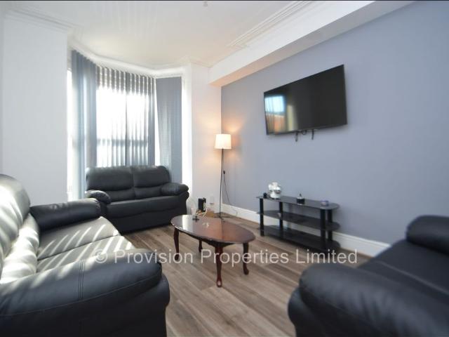 Room for rent in Hyde Park, West Yorkshire