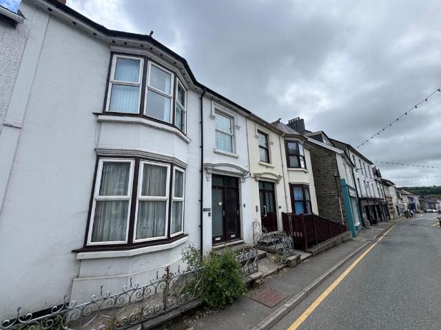 Flat for sale in Llandysul, Wales