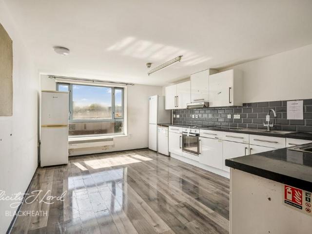 Flat for sale in Charlton, Greater London