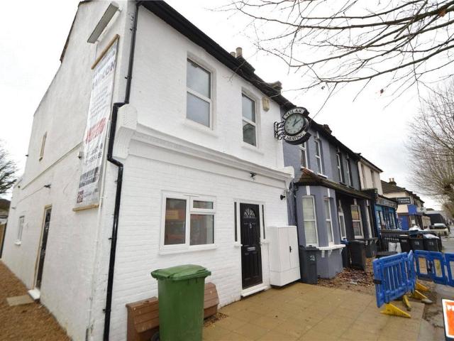 Flat for sale in London Borough of Croydon, Purley