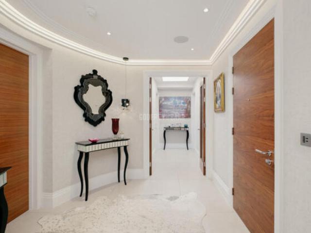 Apartment for sale in Mill Hill, Greater London