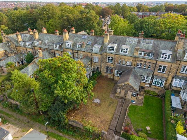 Flat for sale in Gledhow Park, Leeds