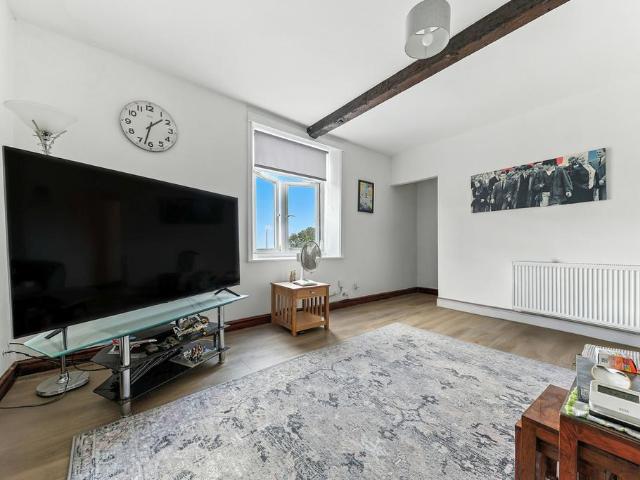Flat for sale in Pudsey, West Yorkshire