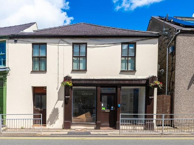 Flat for sale in Bethesda, Wales
