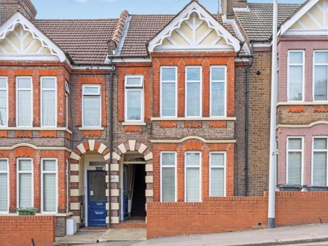 Flat for sale in Spring Park, Luton