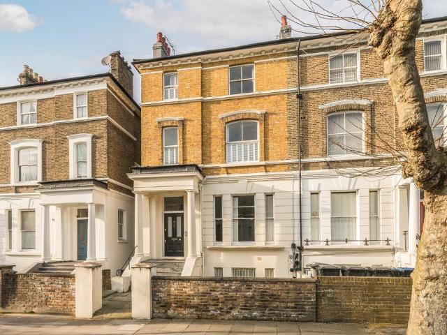 Flat for sale in Queen's Park, Greater London